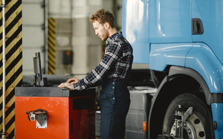 Baksning af maskiner til fabriktransport eller virksomheder